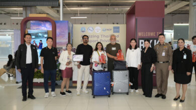 TAT executives and partners welcome international visitors at Suvarnabhumi Airport during the Amazing Thailand Passport Privileges 2025 “Amazing Bag” activity.