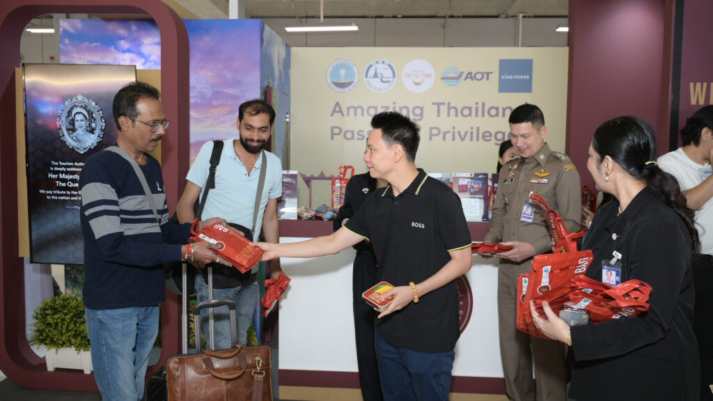 TAT representatives present “Amazing Bag” souvenirs to arriving travellers at Suvarnabhumi Airport as part of the Amazing Thailand Passport Privileges 2025 campaign.