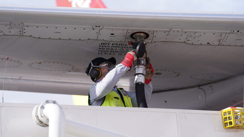 Text: Ground crew refuels a VietJet Thailand aircraft with sustainable aviation fuel under the airline’s Green Route programme at Suvarnabhumi Airport.