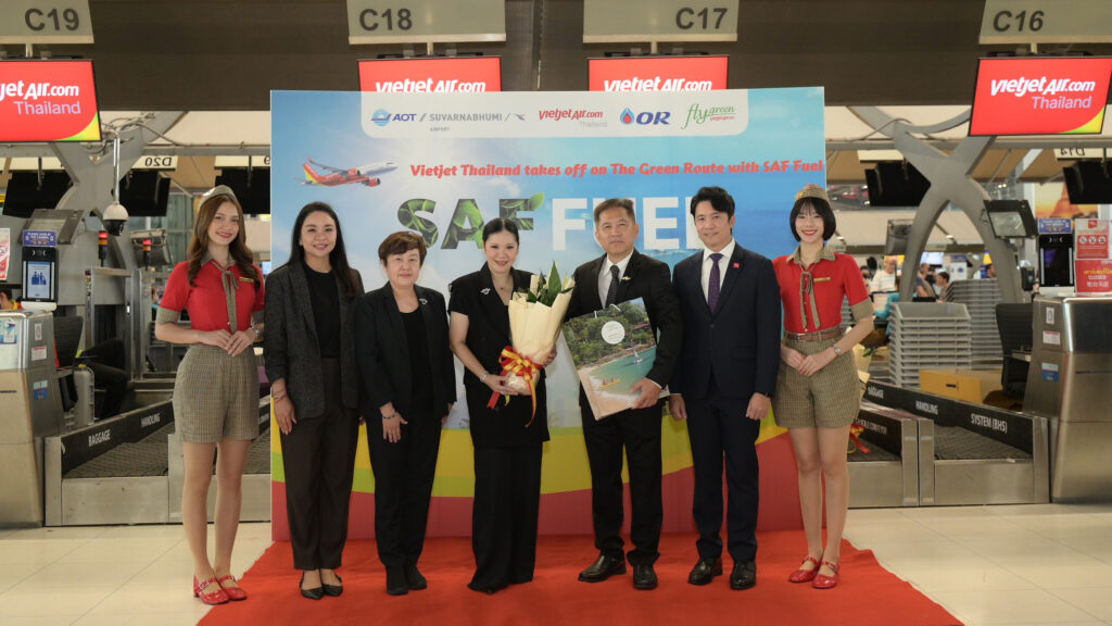 TAT executives and VietJet Thailand representatives pose at the SAF Fuel launch ceremony at Suvarnabhumi Airport for the Green Route to Phu Quoc.