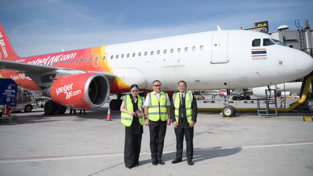 TAT Governor Ms. Thapanee Kiatphaibool with VietJet Thailand flight crew in front of the SAF-powered aircraft during the Green Route launch at Suvarnabhumi Airport.