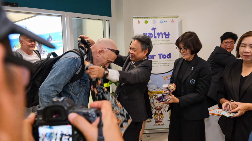 Krabi officials warmly welcome arriving passengers from Air Arabia’s first Sharjah–Krabi flight with traditional Thai scarves.