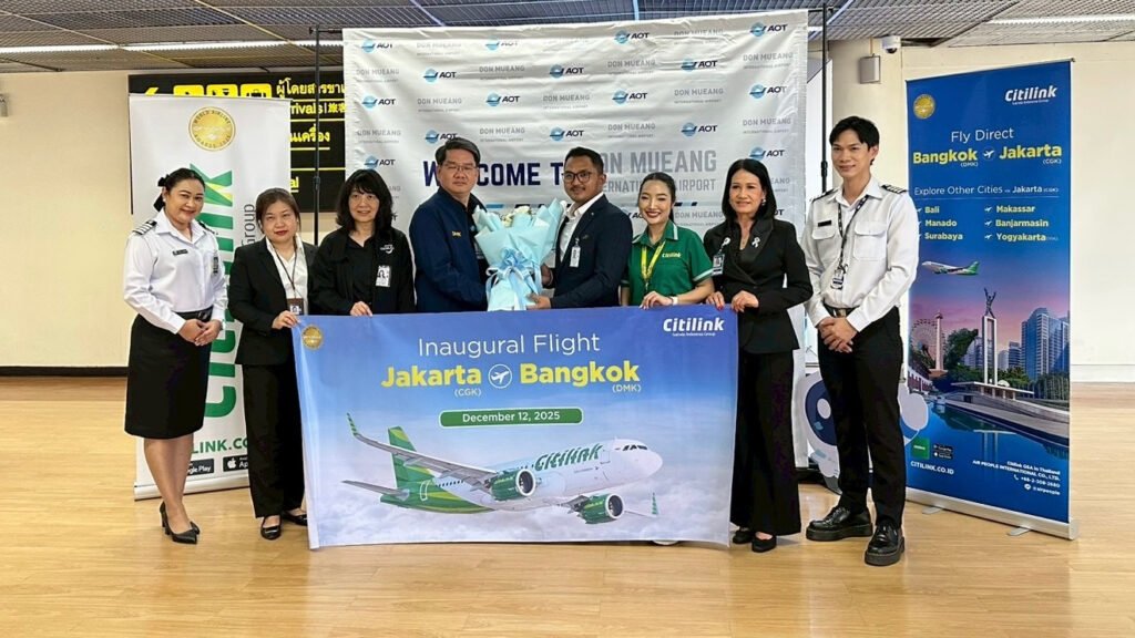 TAT and Don Mueang Airport representatives pose with a commemorative banner to mark the inaugural Citilink Jakarta–Bangkok flight at Don Mueang International Airport.