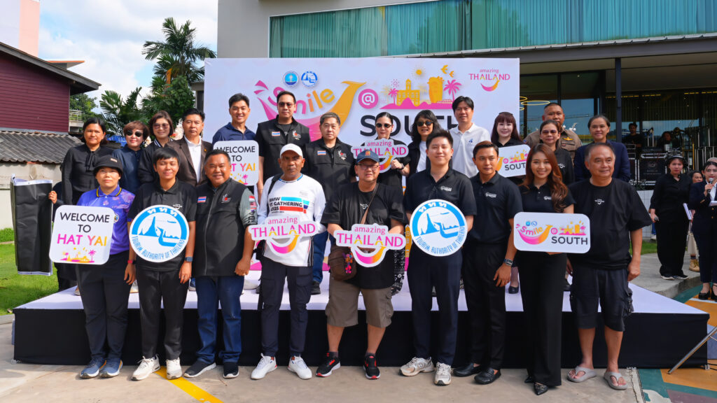 TAT Governor Ms. Thapanee Kiatphaibool joins Malaysian caravan participants and partners at the Smile @ South Malaysia–Thailand Caravan event in Hat Yai.