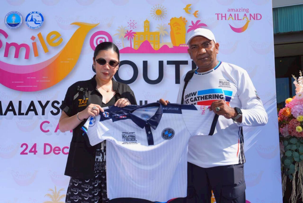 TAT Governor Ms. Thapanee Kiatphaibool presents a souvenir to a Malaysian caravan participant during the Smile @ South Malaysia–Thailand Caravan event.