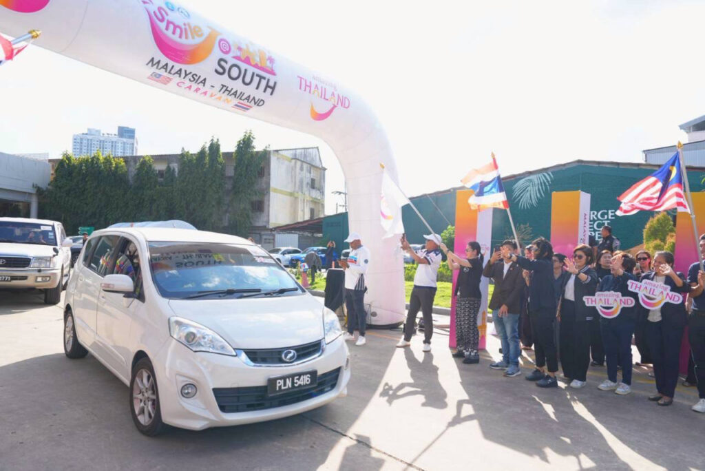 The Malaysia–Thailand caravan departs Hat Yai as officials and participants wave during the Smile @ South flag-off ceremony.