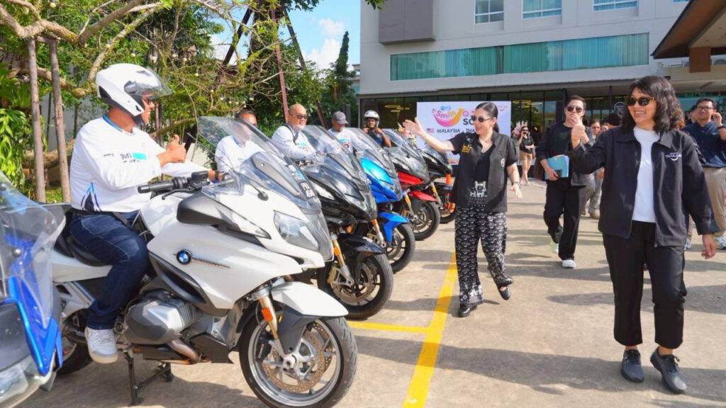 TAT Governor Ms. Thapanee Kiatphaibool greets Malaysian big bike riders as part of the Smile @ South Malaysia–Thailand Caravan in Hat Yai.