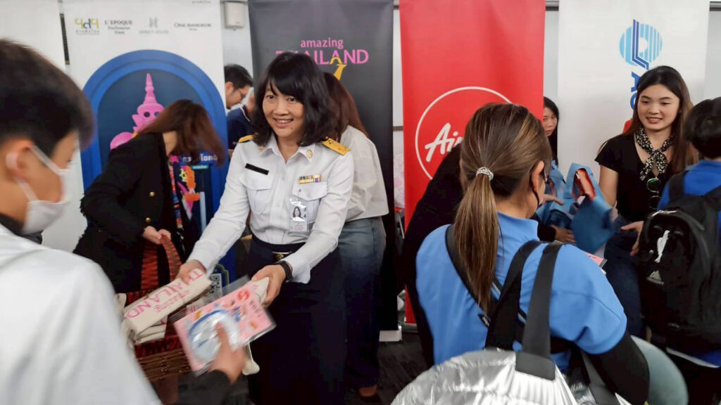 TAT staff warmly distribute welcome gifts to young Japanese athletes arriving on the new Sendai–Bangkok flight.