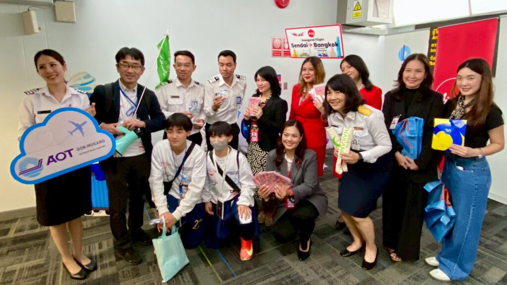 TAT, AOT and Thai AirAsia X representatives take a group photo with Japanese youth athletes after the inaugural Sendai–Bangkok arrival.