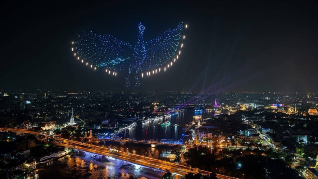 A large-scale drone light formation soars above the Chao Phraya River during Vijit Chao Phraya 2025, creating a symbolic aerial display over Bangkok’s historic river corridor.