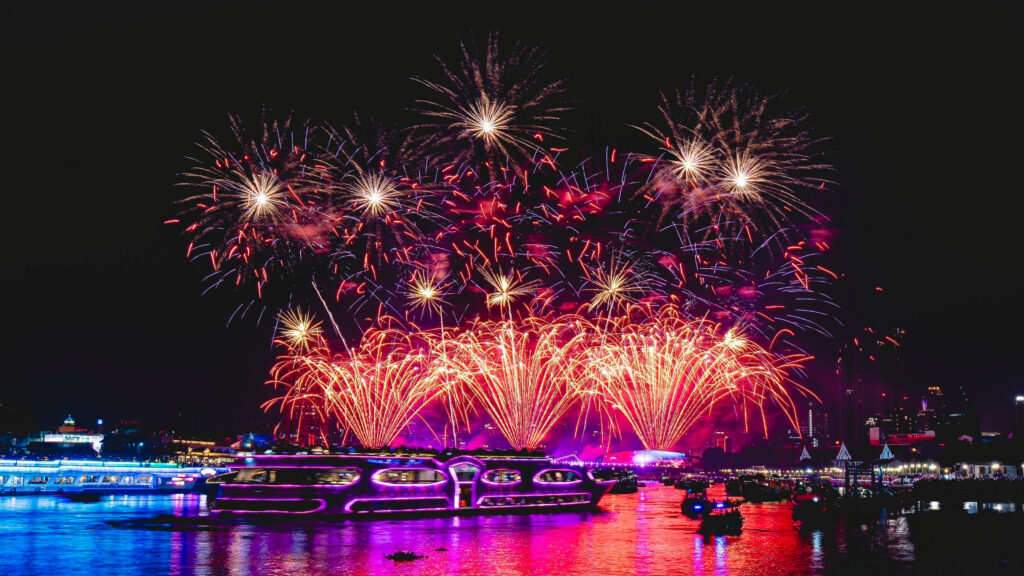 A panoramic fireworks display lights up the Chao Phraya River during the final night of Vijit Chao Phraya 2025, highlighting Bangkok’s riverside landmarks and night-time cityscape.