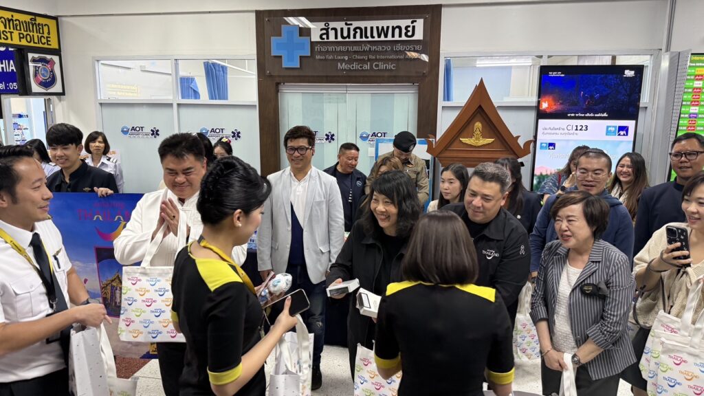 TAT executives and local authorities present welcome souvenirs to passengers arriving on Scoot’s first Singapore–Chiang Rai service.