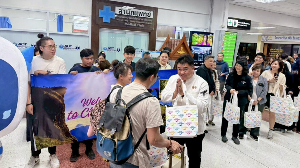 Chiang Rai provincial governor and TAT representatives personally welcome passengers from the inaugural Singapore–Chiang Rai flight.