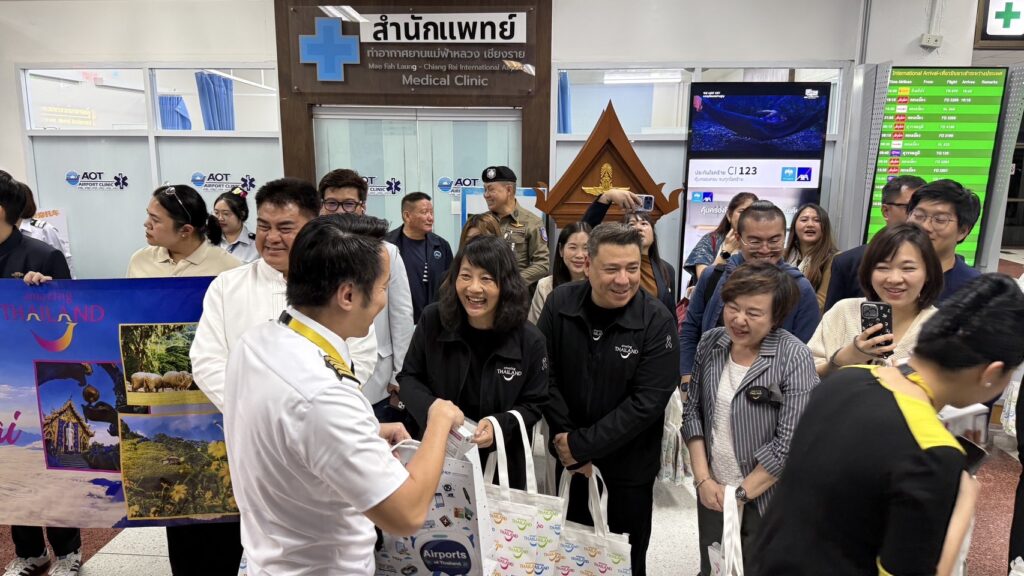 Passengers from Scoot’s inaugural Singapore–Chiang Rai flight receive warm greetings and gifts from TAT and local partners at the arrival terminal.
