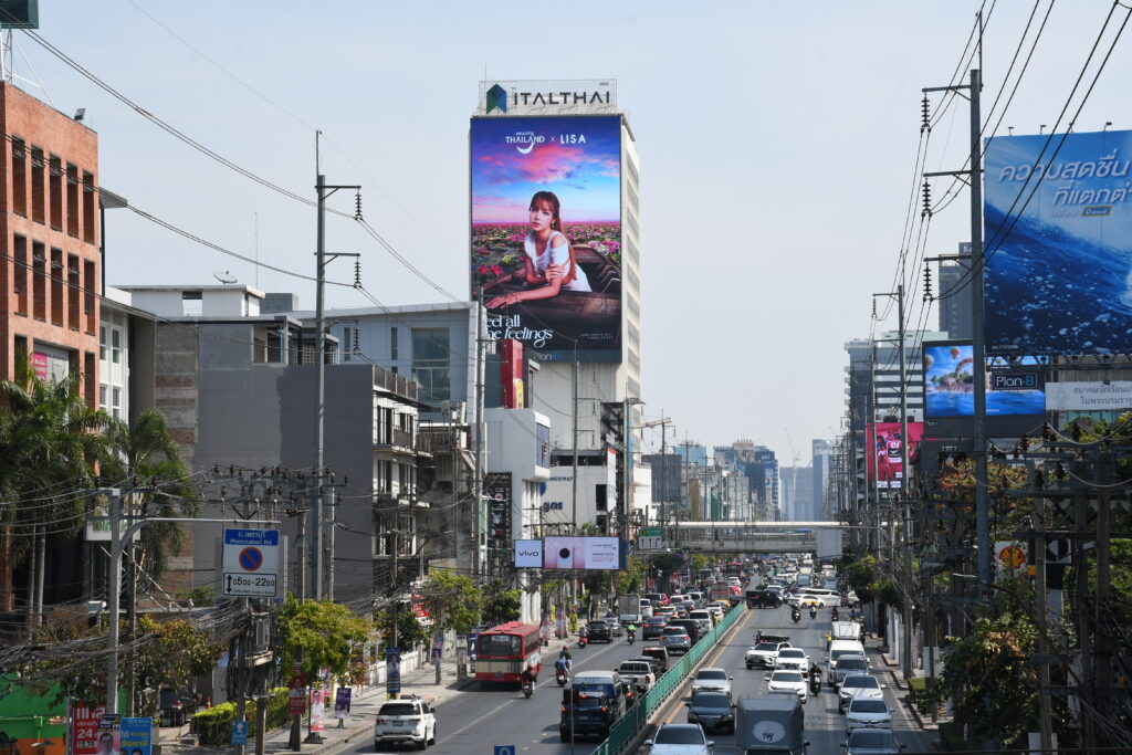 Amazing Thailand x LISA “feel all the feelings” large-format digital billboard at ITALTHAI Tower, Bangkok.