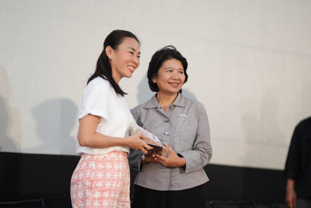 TAT representative presents award at Love on Screen Film Festival SS2 in Krabi promoting sustainable film tourism.