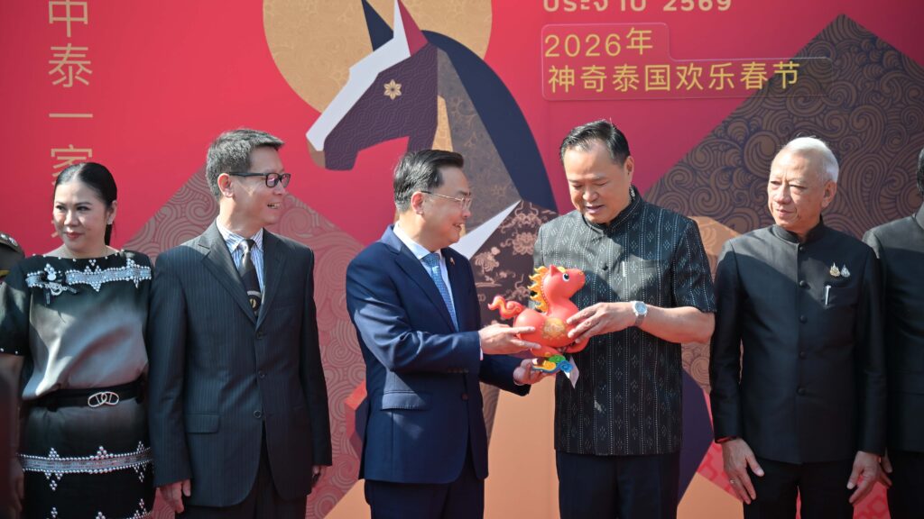 Thai and Chinese representatives exchange a symbolic Chinese New Year gift during the Amazing Thailand Chinese New Year 2026 promotion.