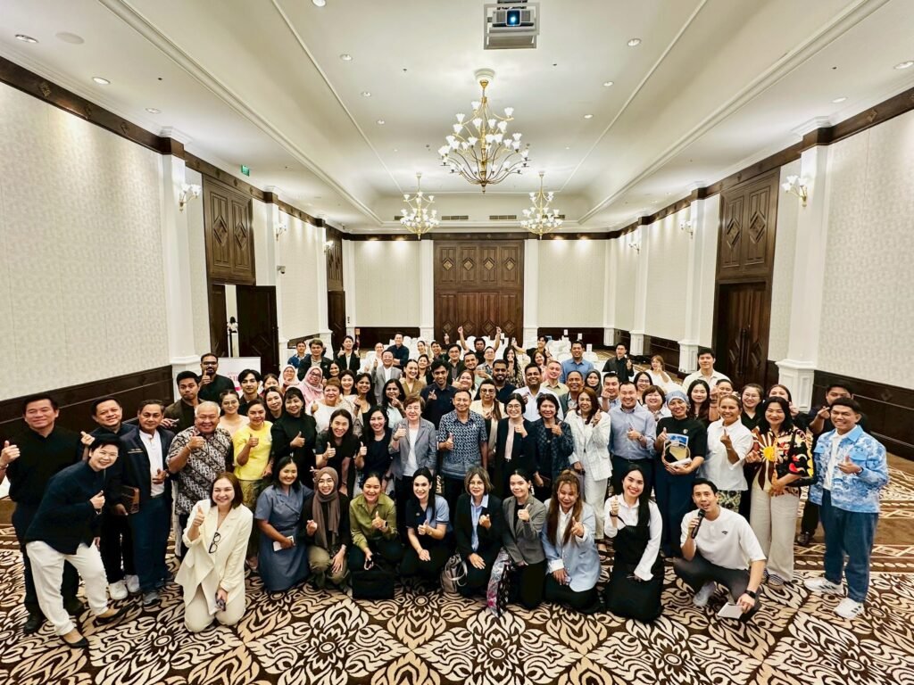 Group photo of TAT, buyers, media, and southern Thailand tourism operators at the Amazing Green Experience trade meet in Krabi.