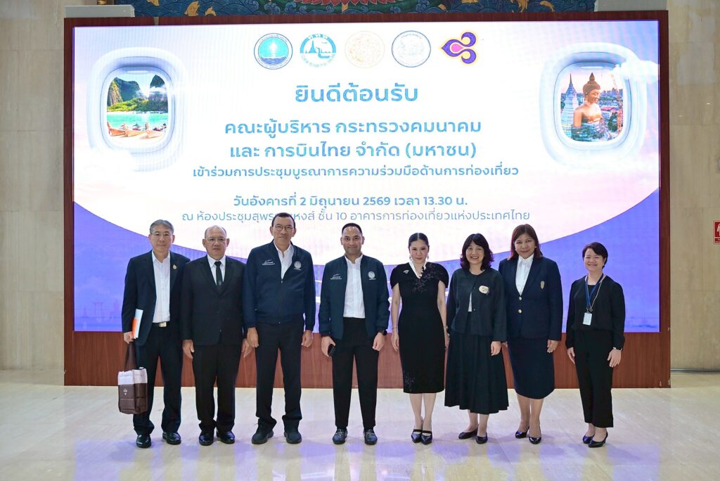 TAT and transport partners pose at meeting on Fly and Drive tourism cooperation in Thailand.
