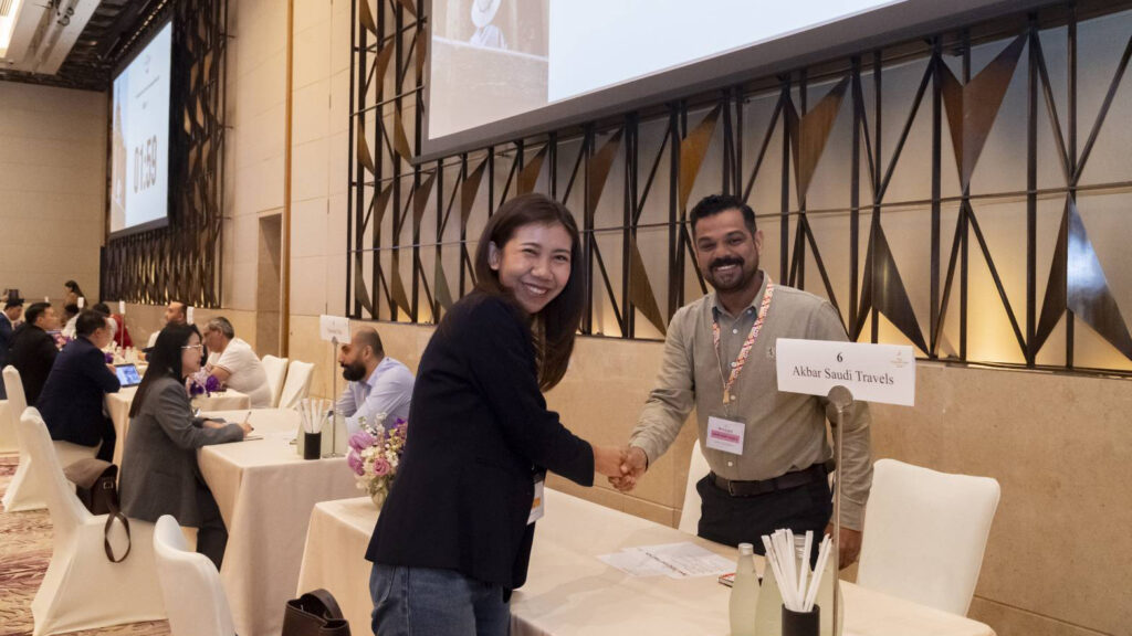 4. Thai tourism supplier and Middle East buyer shake hands during MTM 2026 B2B appointments.