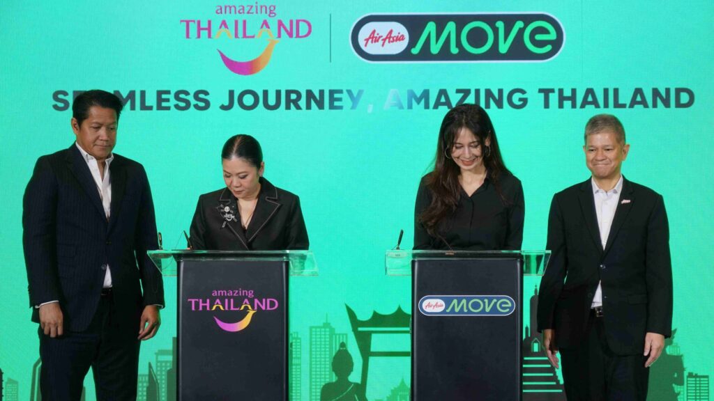 4. TAT and AirAsia MOVE representatives sign the MOU under the Seamless Journey, Amazing Thailand partnership.
