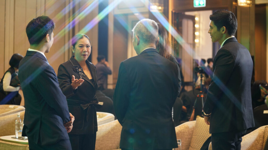 6. TAT and AirAsia MOVE representatives exchange ideas on destination marketing and digital travel opportunities in Thailand.