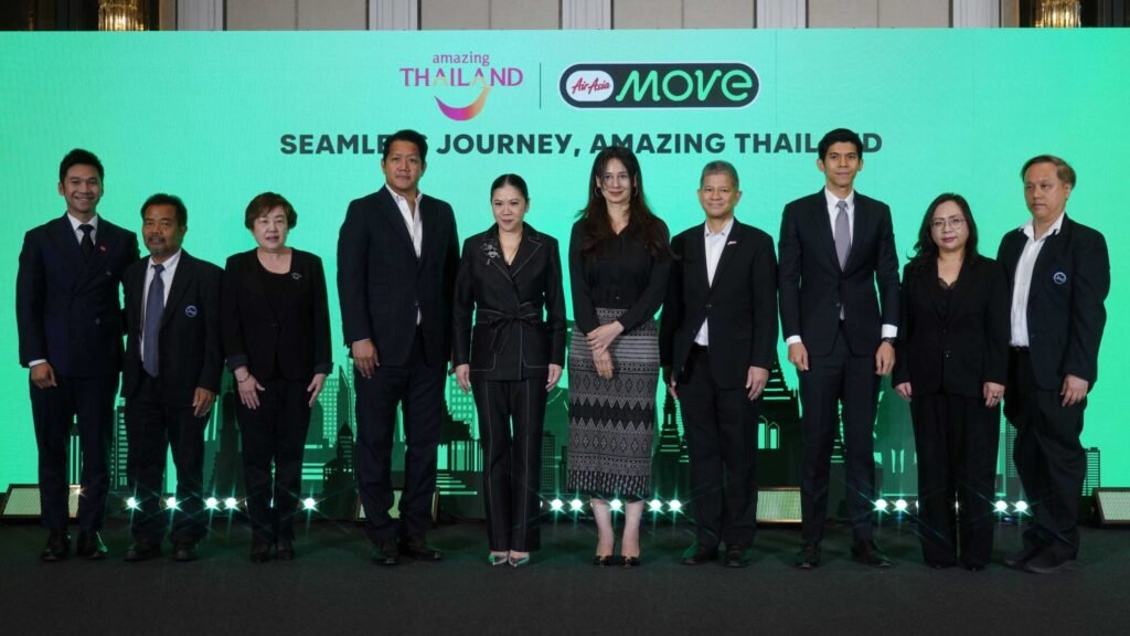 1. TAT and AirAsia MOVE executives pose on stage at the TAT x MOVE: Seamless Journey, Amazing Thailand press conference.