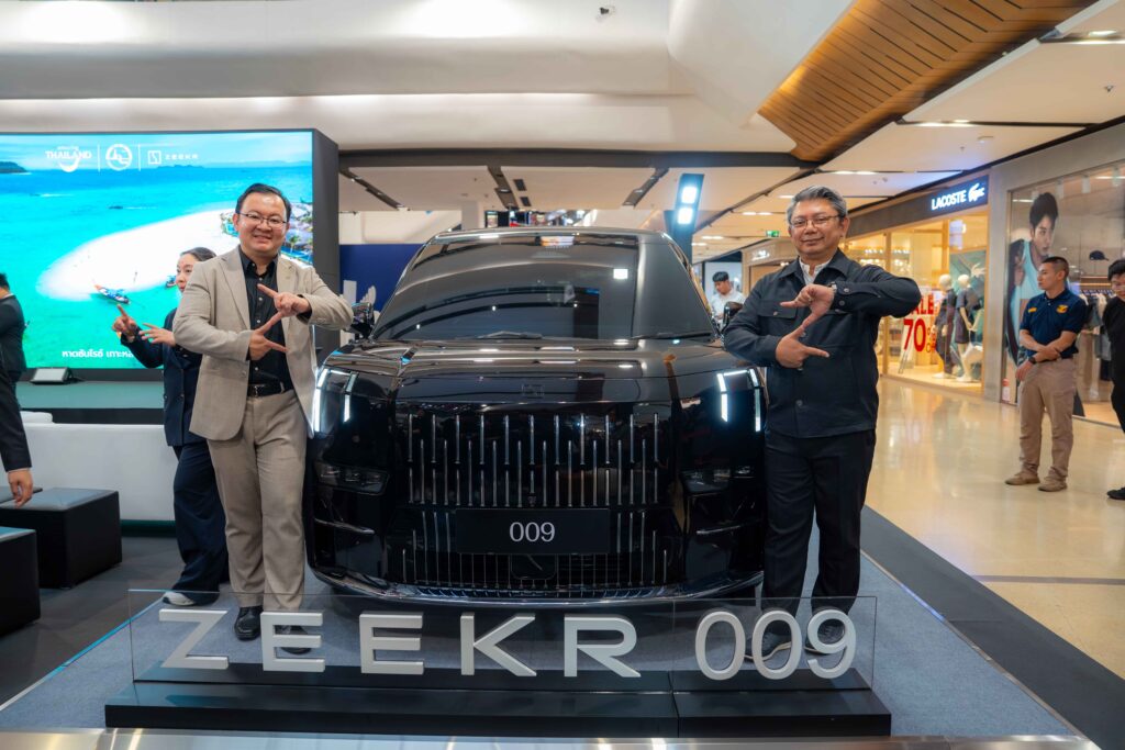 3. TAT and ZEEKR representatives present the ZEEKR 009 electric vehicle for lower-carbon tourism journeys in Thailand.