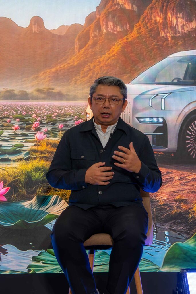 6. TAT representative discusses responsible tourism and electric-vehicle travel during the ZEEKR campaign launch.