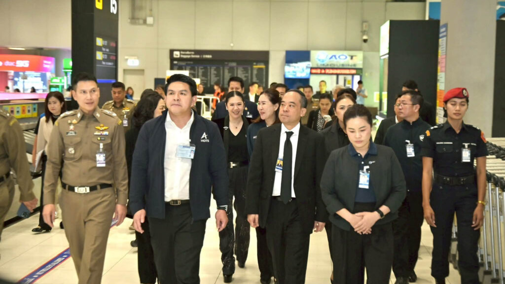 The ministerial delegation inspects arrival facilities and passenger movement at Suvarnabhumi Airport.