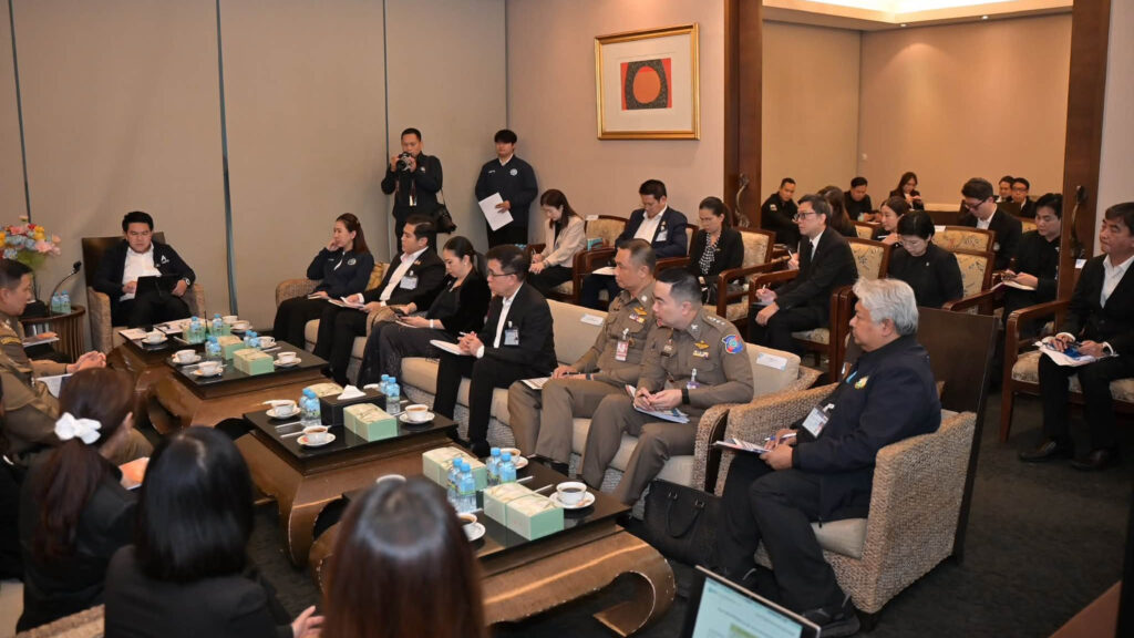 Government agencies meet to coordinate passenger-flow improvements and airport service standards at Suvarnabhumi Airport.