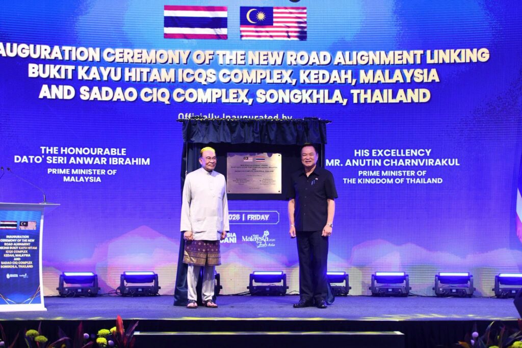 Thai and Malaysian leaders unveil the commemorative plaque for the new Sadao Road link.