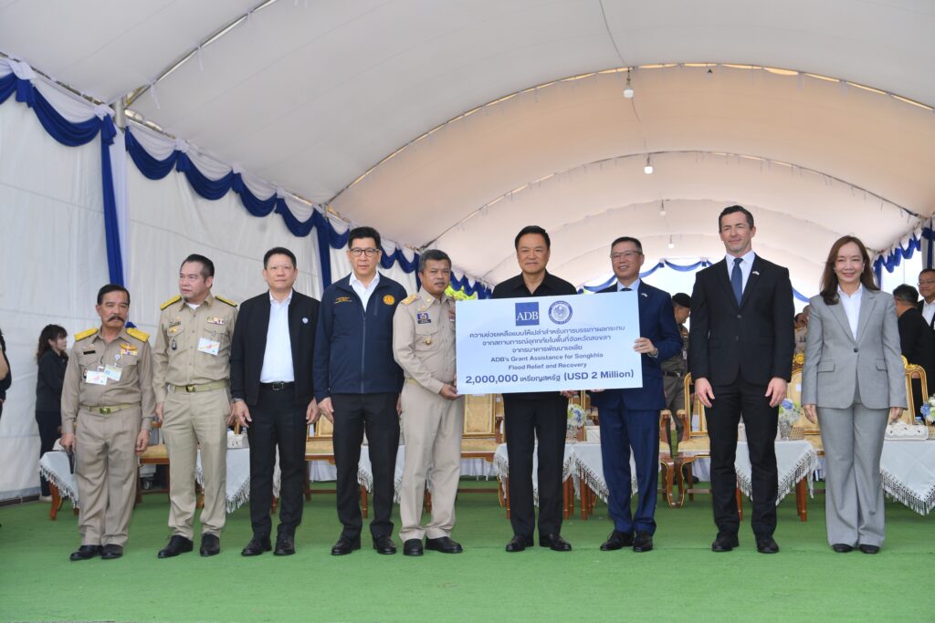 Officials present ADB flood recovery assistance for Songkhla during the Sadao Road ceremony.