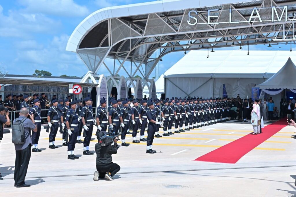 Malaysian honour guards welcome delegates at the Bukit Kayu Hitam border checkpoint.
