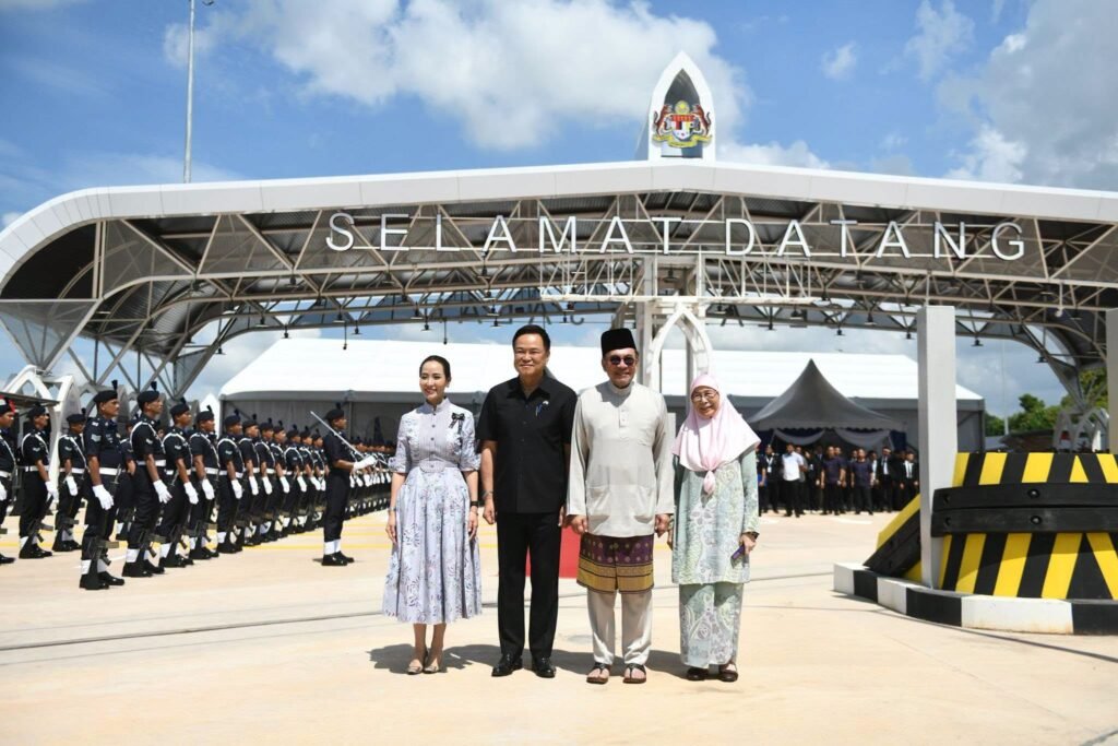 Thai and Malaysian leaders at the new Sadao–Bukit Kayu Hitam ASEAN tourism gateway.