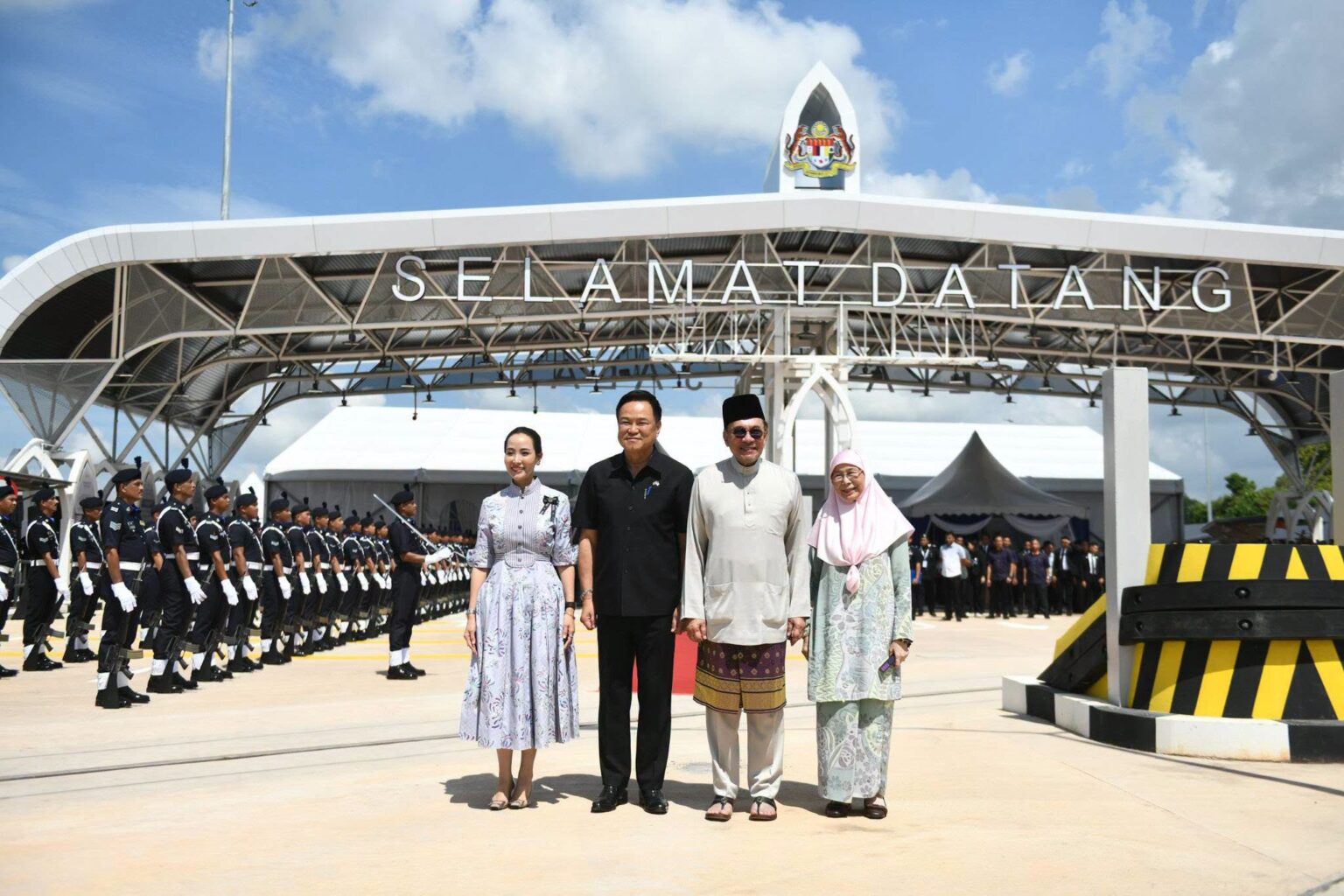Thai and Malaysian leaders at the new Sadao–Bukit Kayu Hitam ASEAN tourism gateway.