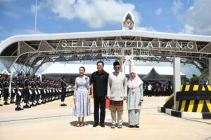 Thai and Malaysian leaders at the new Sadao–Bukit Kayu Hitam ASEAN tourism gateway.