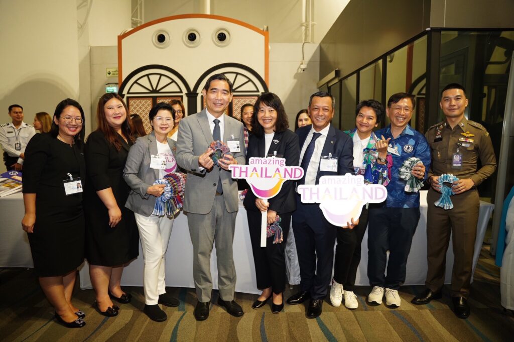 TAT, Vietnam Airlines, AOT, and Phuket officials celebrate the new Ho Chi Minh City–Phuket route.