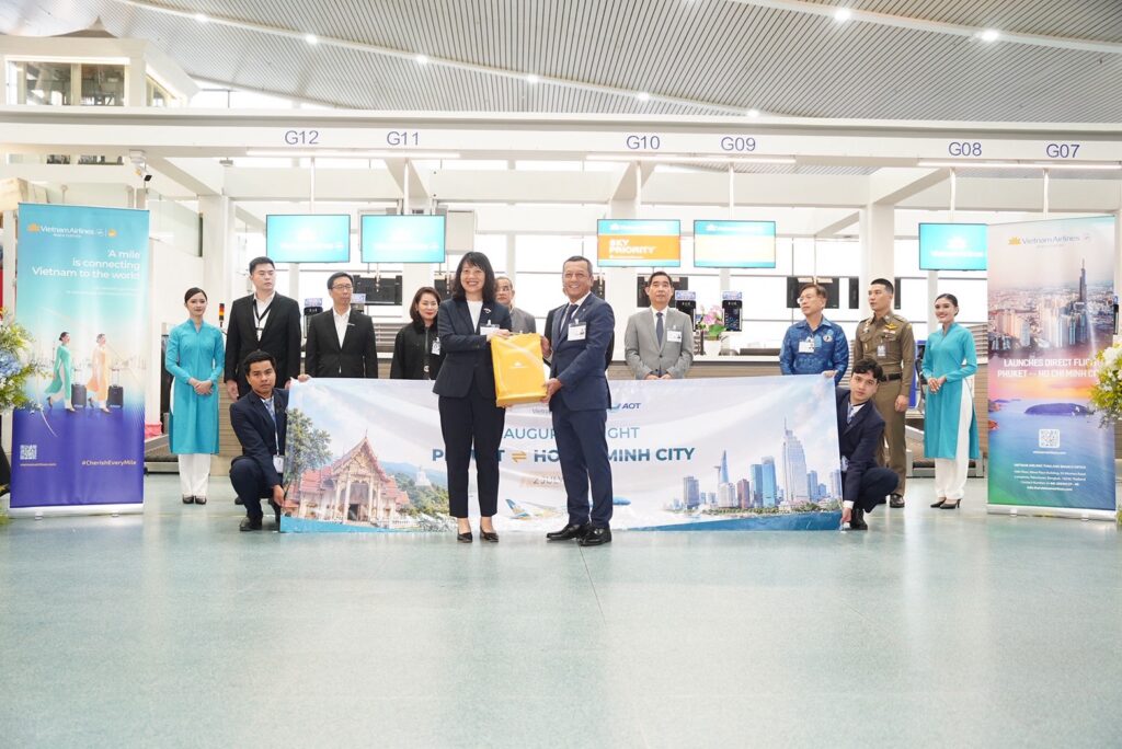Vietnam Airlines representative receives a commemorative gift during the Ho Chi Minh City–Phuket route launch.