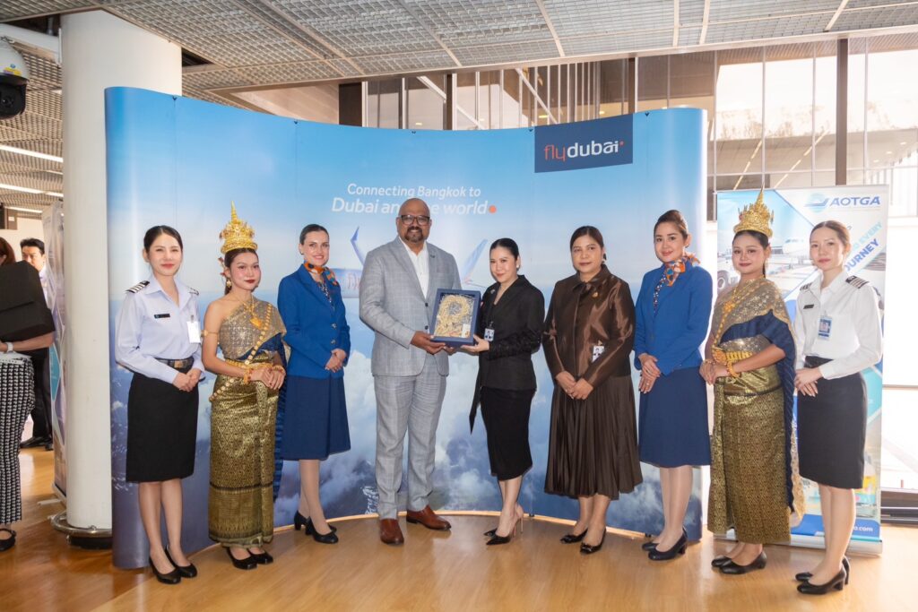 TAT welcomes flydubai representatives at Don Mueang for the new Dubai–Bangkok flight launch.