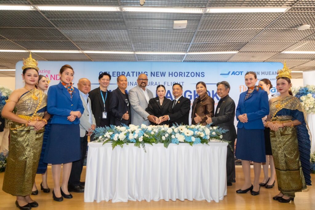 TAT, flydubai, and airport executives celebrate the inaugural Dubai–Bangkok flight at Don Mueang.