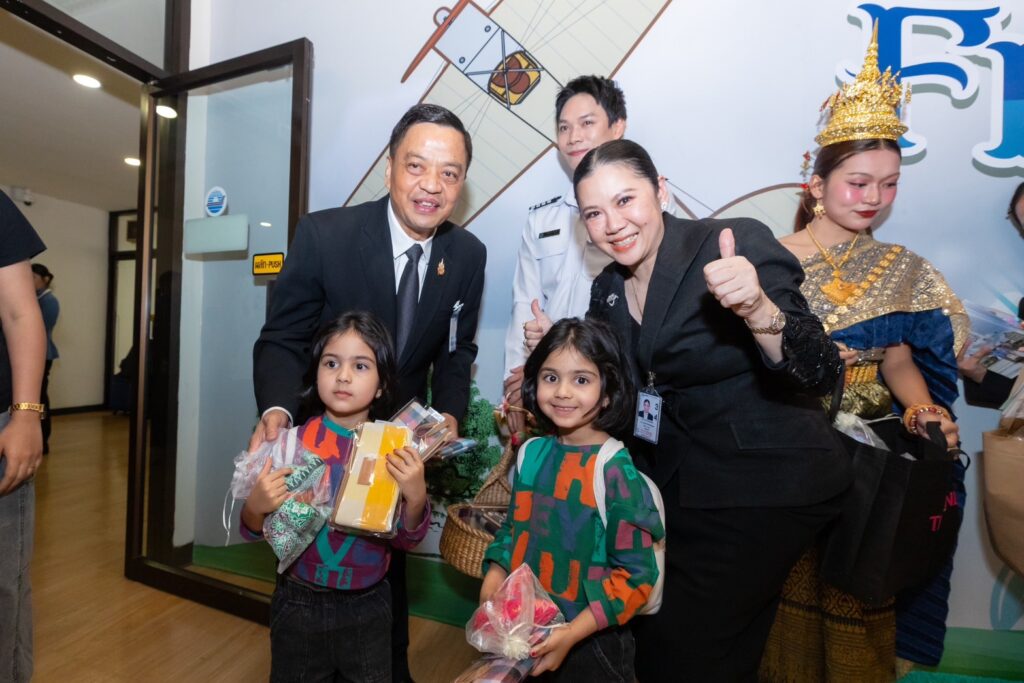 TAT presents souvenirs to young passengers arriving on flydubai’s inaugural Dubai–Bangkok service.