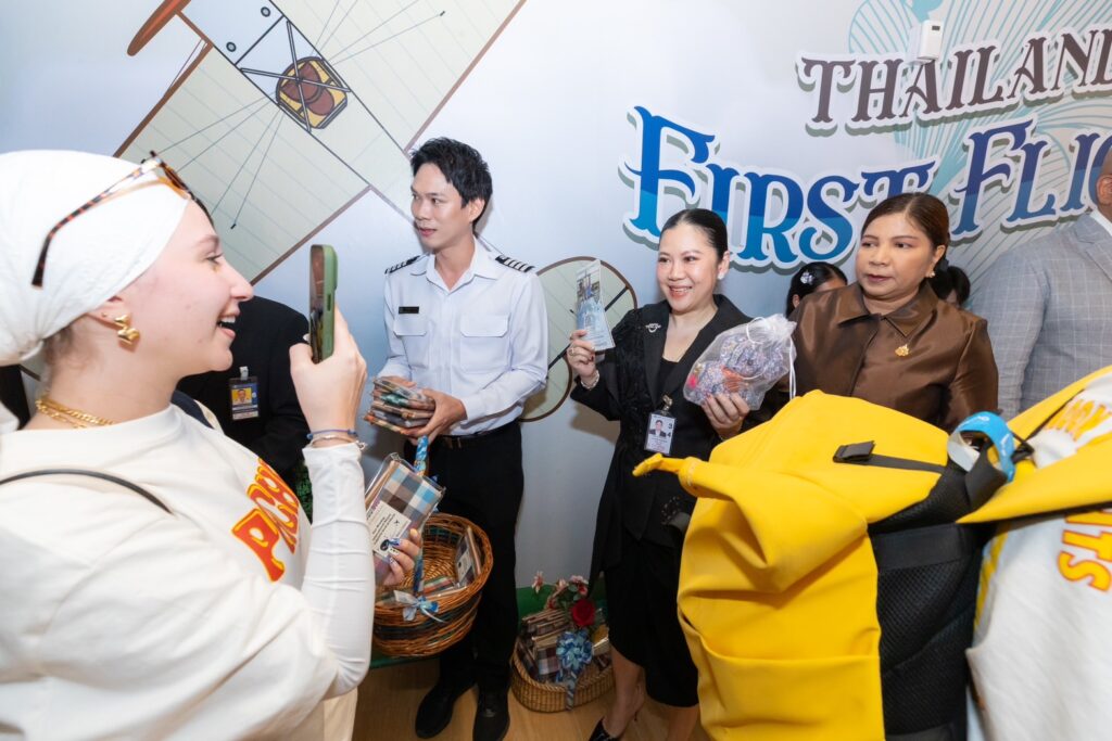 Passengers receive Thai souvenirs during the flydubai Dubai–Bangkok inaugural flight welcome ceremony.
