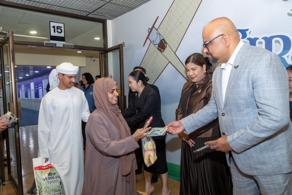 flydubai passengers join Thai cultural performers at the Dubai–Bangkok inaugural flight welcome event.