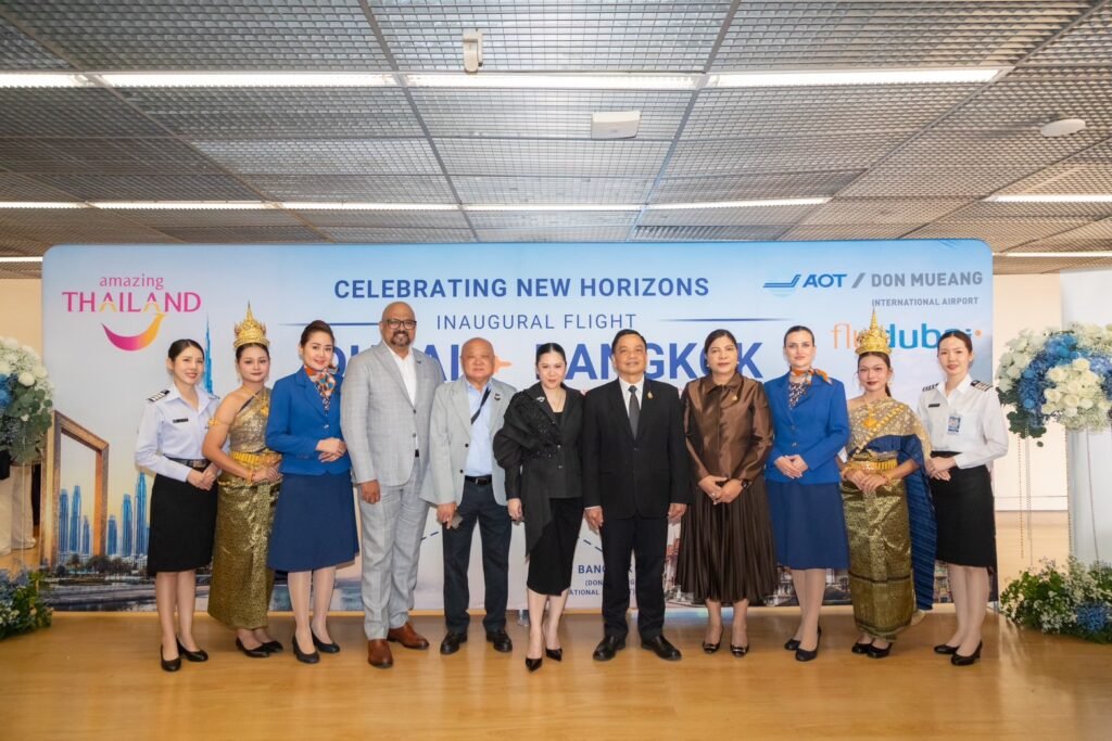 TAT and flydubai executives mark the inaugural Dubai–Bangkok flight at Don Mueang International Airport.
