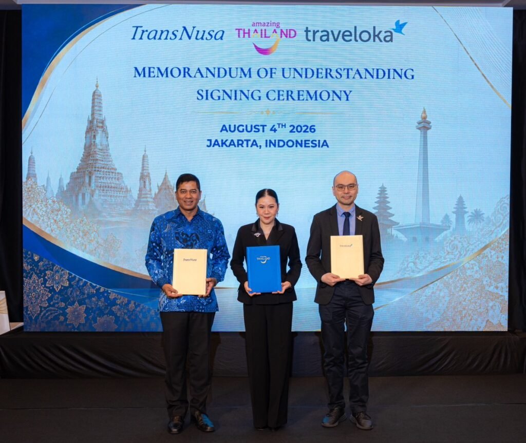 TransNusa CEO Bernard Francis, TAT Governor Thapanee Kiatphaibool and Traveloka co-founder Albert present their MOU folders.