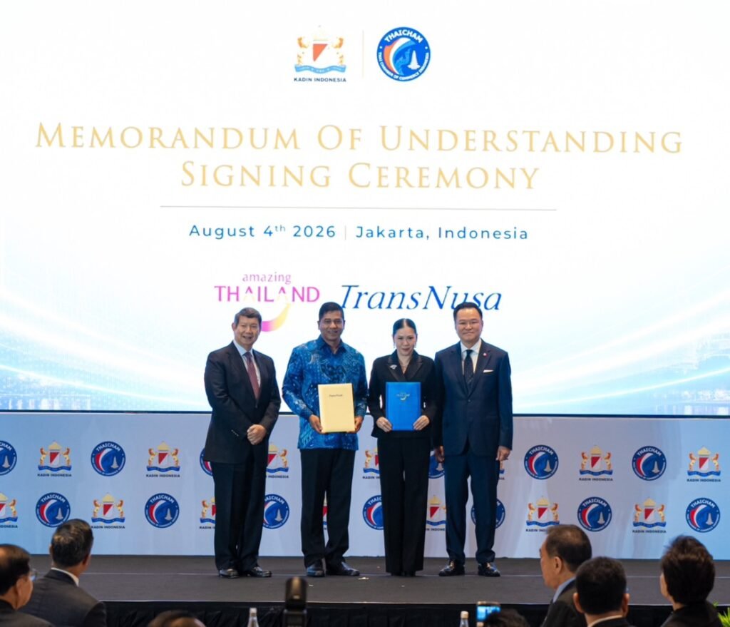 TAT and TransNusa representatives celebrate their MOU to strengthen air connectivity between Thailand and Indonesia.