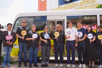 TAT Governor Ms. Thapanee Kiatphaibool and partners pose in front of the Amazing Hatyai Happy Bus during the launch of the free urban transport service in Hat Yai.