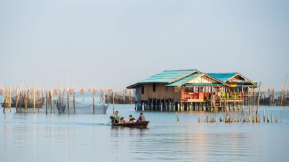 Fishing village and stilt houses at Ko Yo in Songkhla Lake, symbolising the connection between local livelihoods, ingredients, and the city’s culinary creativity.