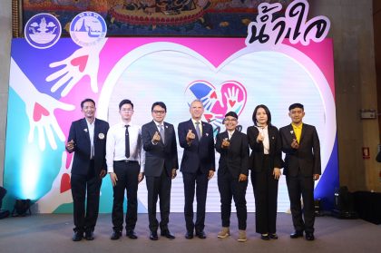 H.E. Mr. Phiphat Ratchakitprakarn, Minister of Tourism and Sports (4th right) and Mr. Tanes Petsuwan, TAT Deputy Governor for Marketing Communications(3rd right), as well as representatives from the six strategic partners.